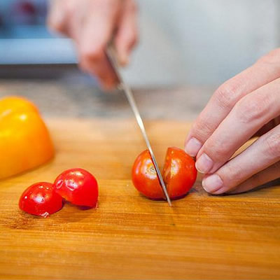 Cómo cortar tomates cherry