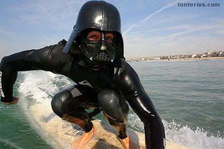 Campeonato de Surf en Santa Mónica por Halloween- Surfista disfrazado de Darth Vader