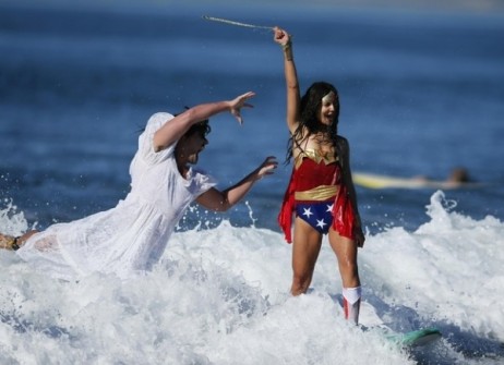 Campeonato de Surf en Santa Mónica por Halloween- Surfistas disfrazados de Zombie y Wonder Woman
