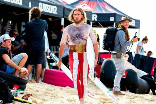 Campeonato de Surf en Santa Mónica por Halloween- Surfista disfrazado de Vikingo
