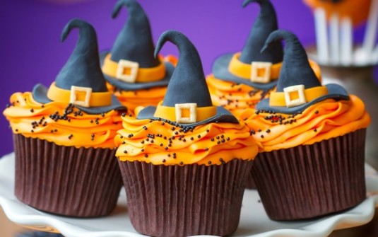 Cupcakes para Halloween con sombreros de bruja