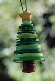 15 Adornos de Navidad que puedes hacer con tus hijos - Adornos de Navidad con botones