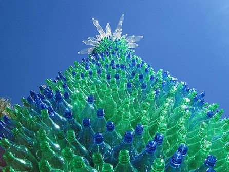 26 Árboles de Navidad Diferentes - Árbol de Navidad hecho con botellas recicladas