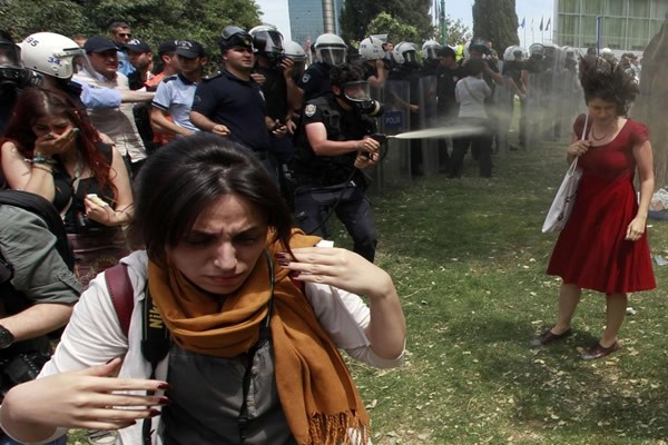 Las Imágenes más Sobrecogedoras de 2013 - Gases lacrimógenos en Turquía