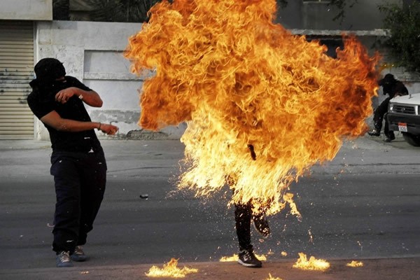 Las Imágenes más Sobrecogedoras de 2013 - Un manifestante en llamas en Barein.