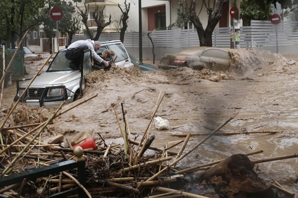 Las Imágenes más Sobrecogedoras de 2013 - Inundaciones en Atenas.