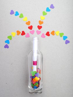 Detalles Geniales para San Valentín - Mensaje en una botella con corazones de cartulina