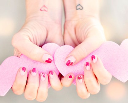 Detalles Geniales para San Valentín - Píntate las uñas con corazones