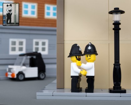 Fusión de Banksy y LEGO - Kissing Coppers